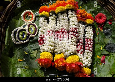 Bunte Blumengirlanden auf einem Straßenmarkt in mandai während des Ganesh Festivals in Pune, Indien Stockfoto