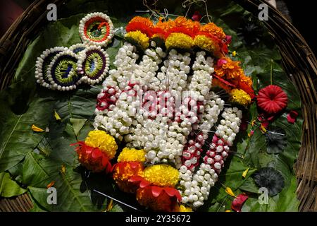 Bunte Blumengirlanden auf einem Straßenmarkt in mandai während des Ganesh Festivals in Pune, Indien Stockfoto