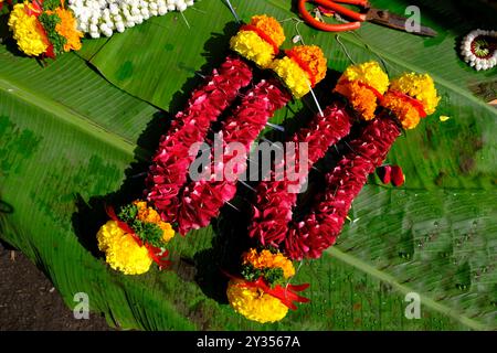 Bunte Blumengirlanden auf einem Straßenmarkt in mandai während des Ganesh Festivals in Pune, Indien Stockfoto