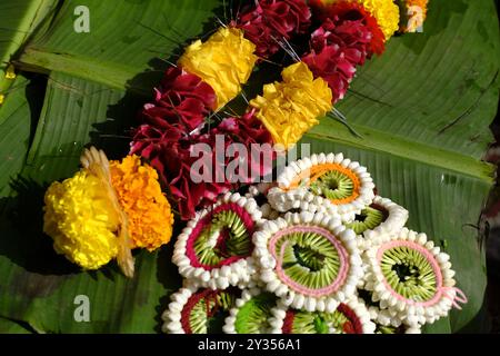 Bunte Blumengirlanden auf einem Straßenmarkt in mandai während des Ganesh Festivals in Pune, Indien Stockfoto