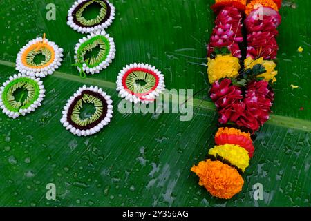 Bunte Blumengirlanden auf einem Straßenmarkt in mandai während des Ganesh Festivals in Pune, Indien Stockfoto