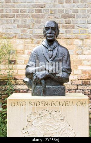 Gedenkstätte für Lord Robert Baden-Powell, Gründer der Pfadfinderbewegung, auf Brownsea Island in Poole Harbour, Dorset, England, Großbritannien Stockfoto