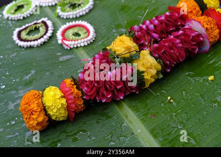 Bunte Blumengirlanden auf einem Straßenmarkt in mandai während des Ganesh Festivals in Pune, Indien Stockfoto