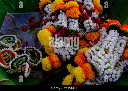 Bunte Blumengirlanden auf einem Straßenmarkt in mandai während des Ganesh Festivals in Pune, Indien Stockfoto