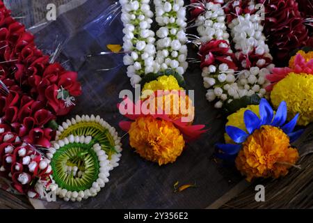 Bunte Blumengirlanden auf einem Straßenmarkt in mandai während des Ganesh Festivals in Pune, Indien Stockfoto