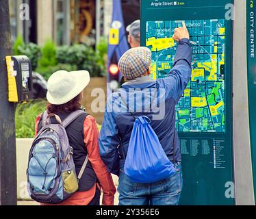 Glasgow, Schottland, Großbritannien.12. September 2024. Wetter in Großbritannien: Sonnig Ich sah einen kalten Tag, als die Leute ihre Geschäfte im Stadtzentrum machten. Credit Gerard Ferry/Alamy Live News Stockfoto