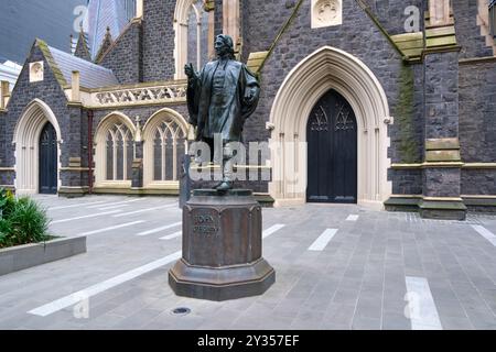 Eine Statue von John Wesley, Gründer der Methodist Church, vor der Wesley Uniting Church in der Lonsdale Street in Melbourne CBD, Victoria, Australien. Stockfoto