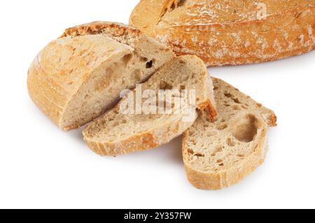 Studio-Aufnahme von ausgeschnittenem Sauerteigbrot vor weißem Hintergrund - John Gollop Stockfoto