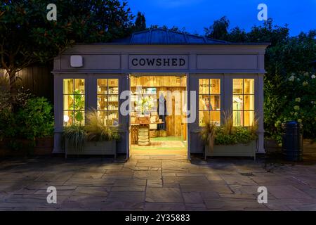 Frühes Abendlicht bei Cowshed Beauty Products, Bicester Village. Luxuriöse Designer-Boutiquen in einem Dorf mit Holzhäusern im Stil von New England. Stockfoto