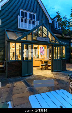 Der Astrid & Miyu Store im Bicester Village. Ein beliebtes Einkaufsziel mit luxuriösen Designer-Boutiquen in einem Dorf im Stil von New England. Stockfoto