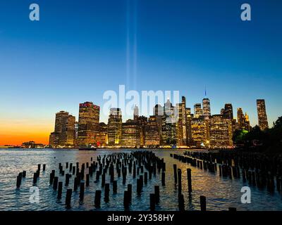 Brooklyn, New York, USA. September 2024. Tribute in Light zum 23. Jahrestag von 9/11 Angriffen aus Downtown, Brooklyn. (Kreditbild: © Ryan Rahman/Pacific Press via ZUMA Press Wire) NUR REDAKTIONELLE VERWENDUNG! Nicht für kommerzielle ZWECKE! Stockfoto