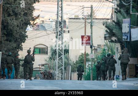 Tubas, Palästina. September 2024. Dutzende israelischer Soldaten, die während des Überfalls in Tubas unterwegs waren. Ein großer israelischer Militärangriff auf die Stadt Tubas im nördlichen besetzten Westjordanland, bei dem fünf Palästinenser bei einem Luftangriff getötet wurden und Truppen ein palästinensisches Krankenhaus umzingelten und medizinisches Personal daran hinderten, Patienten zu transportieren. (Foto: Nasser Ishtayeh/SOPA Images/SIPA USA) Credit: SIPA USA/Alamy Live News Stockfoto