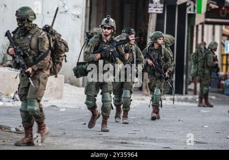 Tubas, Palästina. September 2024. Israelische Infanterie-Soldaten, die während des Überfalls in der Stadt Tubas stationiert waren. Ein großer israelischer Militärangriff auf die Stadt Tubas im nördlichen besetzten Westjordanland, bei dem fünf Palästinenser bei einem Luftangriff getötet wurden und Truppen ein palästinensisches Krankenhaus umzingelten und medizinisches Personal daran hinderten, Patienten zu transportieren. (Foto: Nasser Ishtayeh/SOPA Images/SIPA USA) Credit: SIPA USA/Alamy Live News Stockfoto