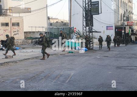 Tubas, Palästina. September 2024. Dutzende israelischer Soldaten, die während des Überfalls in Tubas unterwegs waren. Ein großer israelischer Militärangriff auf die Stadt Tubas im nördlichen besetzten Westjordanland, bei dem fünf Palästinenser bei einem Luftangriff getötet wurden und Truppen ein palästinensisches Krankenhaus umzingelten und medizinisches Personal daran hinderten, Patienten zu transportieren. (Foto: Nasser Ishtayeh/SOPA Images/SIPA USA) Credit: SIPA USA/Alamy Live News Stockfoto