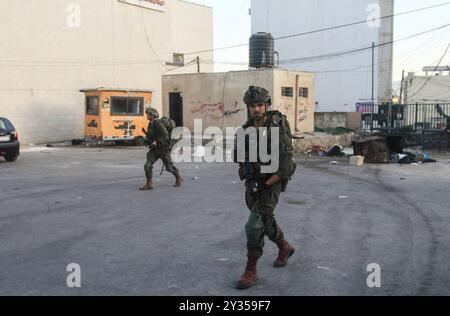 Tubas, Westjordanland, Palästina. September 2024. Ein israelischer Infanterie-Soldat, der während des Überfalls in Tubas stationiert war. Ein großer israelischer Militärangriff auf die Stadt Tubas im nördlichen besetzten Westjordanland, bei dem fünf Palästinenser bei einem Luftangriff getötet wurden und Truppen ein palästinensisches Krankenhaus umzingelten und medizinisches Personal daran hinderten, Patienten zu transportieren. (Credit Image: © Nasser Ishtayeh/SOPA Images via ZUMA Press Wire) NUR REDAKTIONELLE VERWENDUNG! Nicht für kommerzielle ZWECKE! Stockfoto