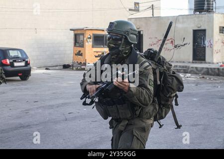 Tubas, Westjordanland, Palästina. September 2024. Ein israelischer Infanterie-Soldat, der während des Überfalls in Tubas stationiert war. Ein großer israelischer Militärangriff auf die Stadt Tubas im nördlichen besetzten Westjordanland, bei dem fünf Palästinenser bei einem Luftangriff getötet wurden und Truppen ein palästinensisches Krankenhaus umzingelten und medizinisches Personal daran hinderten, Patienten zu transportieren. (Credit Image: © Nasser Ishtayeh/SOPA Images via ZUMA Press Wire) NUR REDAKTIONELLE VERWENDUNG! Nicht für kommerzielle ZWECKE! Stockfoto