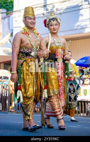 Traditionelles Hochzeitskleid aus Jogjakarta am 3. BEN-Karneval. Stockfoto