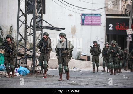 Tubas, Westjordanland, Palästina. September 2024. Israelische Infanterie-Soldaten, die während des Überfalls in der Stadt Tubas stationiert waren. Ein großer israelischer Militärangriff auf die Stadt Tubas im nördlichen besetzten Westjordanland, bei dem fünf Palästinenser bei einem Luftangriff getötet wurden und Truppen ein palästinensisches Krankenhaus umzingelten und medizinisches Personal daran hinderten, Patienten zu transportieren. (Credit Image: © Nasser Ishtayeh/SOPA Images via ZUMA Press Wire) NUR REDAKTIONELLE VERWENDUNG! Nicht für kommerzielle ZWECKE! Stockfoto