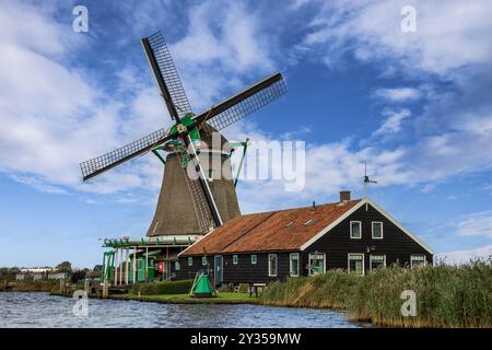 Typisch niederländische Windmühle in Zaanse Schans, Niederlande Stockfoto