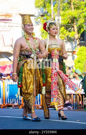 Traditionelles Hochzeitskleid aus Jogjakarta am 3. BEN-Karneval. Stockfoto