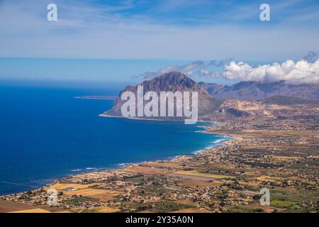 Der Blick von Erice auf den Monte Cofano an der nordsizilianischen Küste, Sizilien, Italien Stockfoto