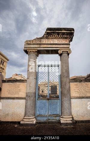 Der Eingang zum römischen Amphitheater in Catania, Sizilien, Italien Stockfoto