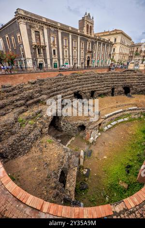 Die Basaltsteinblöcke des antiken römischen Amphitheaters in Catania, Sizilien, Italien Stockfoto