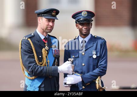 Cranwell, Vereinigtes Königreich.12/09/2024. Der Prinz von Wales nimmt an der Sovereign's Parade Teil. Royal Air Force College. Der Prinz von Wales nimmt an der Sovereign's Parade im Namen seiner Majestät König Charles III. Teil der Sovereign's Parade sind Absolventen des Commissioned Warrant Officers Course und des Modular Initial Officer Training Course. Insgesamt werden 48 Kadetten der Royal Air Force an der Parade teilnehmen, zusammen mit 4 internationalen Offizierskadetten aus Jordanien, Kenia, Pakistan und Uganda. Bild von Andrew Parsons/Parsons Media Stockfoto