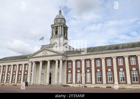 Cranwell, Vereinigtes Königreich.12/09/2024. Der Prinz von Wales nimmt an der Sovereign's Parade Teil. Royal Air Force College. Der Prinz von Wales nimmt an der Sovereign's Parade im Namen seiner Majestät König Charles III. Teil der Sovereign's Parade sind Absolventen des Commissioned Warrant Officers Course und des Modular Initial Officer Training Course. Insgesamt werden 48 Kadetten der Royal Air Force an der Parade teilnehmen, zusammen mit 4 internationalen Offizierskadetten aus Jordanien, Kenia, Pakistan und Uganda. Bild von Andrew Parsons/Parsons Media Stockfoto