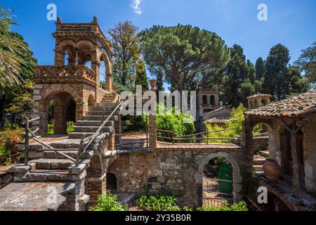 Die „Bienenstöcke“ oder die viktorianischen Follies im Trevelyan Park Gardens, Taormina, Sizilien, Italien Stockfoto