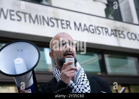 London, Großbritannien. 12. September 2024. Der akademische Kehinde Andrews wendet sich an die Anhänger von Marieha Hussain, 37, die sich vor dem Westminster Magistrates' Court versammelten, wo Frau Hussain einer Anklage wegen "rassistischer Verschärfung der öffentlichen Ordnung" gegenübersteht, weil sie ein Plakat gehalten hat, auf dem der damalige Premierminister Rishi Sunak und die ehemalige Innenministerin Suella Braverman während eines protests gegen den israelischen Krieg gegen Gaza als Kokosnüsse dargestellt sind. Quelle: Ron Fassbender/Alamy Live News Stockfoto