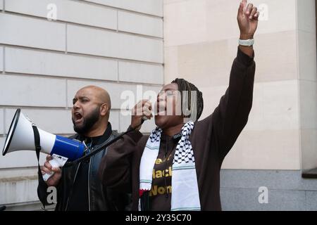 London, Großbritannien. 12. September 2024. Die Rechtsanwältin, Akademikerin und Aktivistin Shola Mos-Shogbamimu wendet sich an die Anhänger von Marieha Hussain, 37, die sich vor dem Westminster Magistrates' Court versammeln, wo Frau Hussain einer Anklage wegen rassistischer Verschärfung der öffentlichen Ordnung ausgesetzt ist, weil sie ein Plakat gehalten hat, auf dem Premierminister Rishi Sunak und Ex-Innenministerin Suella Braverman während eines protests gegen den israelischen Krieg gegen Gaza als Kokosnüsse dargestellt sind. Quelle: Ron Fassbender/Alamy Live News Stockfoto