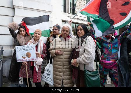 London, Großbritannien. 12. September 2024. Unterstützer von Marieha Hussain, 37, protestieren vor dem Westminster Magistrates' Court, wo sie einer Anklage wegen "rassisch verschärfter öffentlicher Ordnung" ausgesetzt ist, weil sie ein Plakat gehalten hat, auf dem der damalige Premierminister Rishi Sunak und die ehemalige Innenministerin Suella Braverman während eines Protests gegen den israelischen Krieg gegen Gaza als Kokosnüsse dargestellt sind. Quelle: Ron Fassbender/Alamy Live News Stockfoto