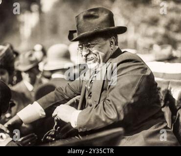 US-Präsident Theodore 'Teddy' Roosevelt (1858-1919) lächelte am oder um den 25. Oktober 1910 aus einem offenen Auto. (USA) Stockfoto