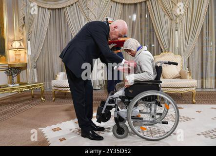 Der tunesische Präsident Kais Saied ehrt den Meister Rawaa Tlili, der bei den Paralympischen Spielen in Paris 2024 eine Goldmedaille im Kugelstoßen und eine Goldmedaille im Diskuswurf gewann, sowie den Champion Walid Ktila, der im 100-m-Rollstuhl eine Silbermedaille gewann. Der tunesische Präsident von Karthago, Kais Saied, ehrt den Meister Rawaa Tlili, der bei den Paralympischen Spielen in Paris 2024 eine Goldmedaille im Kugelstoßen und eine Goldmedaille im Diskuswurf gewann, und ehrt auch den Champion Walid Ktila, der im 100-m-Rollstuhl eine Silbermedaille gewann. Carthage Palace, Tunis, am 11. September 2024. Foto: Tunesischer Ratsvorsitz apaimages Tunis Tunis Tu Stockfoto