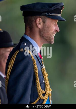 Image © lizenziert für Parsons Media. 12/09/2024. Cranwell, Großbritannien. Der Prinz von Wales nimmt an der Sovereign's Parade Teil. Royal Air Force College. Der Prinz von Wales nimmt an der Sovereign's Parade im Namen seiner Majestät König Charles III. Teil der Sovereign's Parade sind Absolventen des Commissioned Warrant Officers Course und des Modular Initial Officer Training Course. Insgesamt werden 48 Kadetten der Royal Air Force an der Parade teilnehmen, zusammen mit 4 internationalen Offizierskadetten aus Jordanien, Kenia, Pakistan und Uganda. Bild von Andrew Parsons/Parsons Media Stockfoto