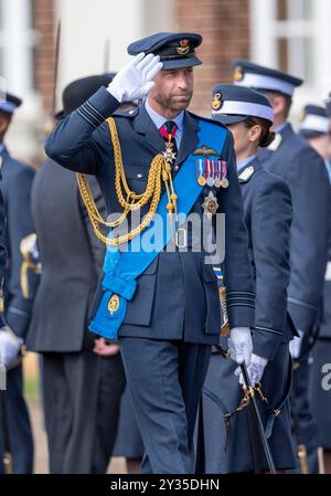 Image © lizenziert für Parsons Media. 12/09/2024. Cranwell, Großbritannien. Der Prinz von Wales nimmt an der Sovereign's Parade Teil. Royal Air Force College. Der Prinz von Wales nimmt an der Sovereign's Parade im Namen seiner Majestät König Charles III. Teil der Sovereign's Parade sind Absolventen des Commissioned Warrant Officers Course und des Modular Initial Officer Training Course. Insgesamt werden 48 Kadetten der Royal Air Force an der Parade teilnehmen, zusammen mit 4 internationalen Offizierskadetten aus Jordanien, Kenia, Pakistan und Uganda. Bild von Andrew Parsons/Parsons Media Stockfoto