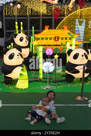 Hongkong, China. September 2024. Kinder besuchen eine Laternenmesse zum bevorstehenden Mid-Herbstfestival und Nationalfeiertag im Victoria Park in Hongkong, Südchina, 12. September 2024. Quelle: Chen Duo/Xinhua/Alamy Live News Stockfoto