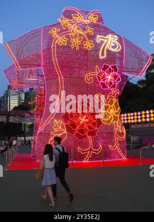 Hongkong, China. September 2024. Besucher besuchen eine Laterne-Messe zum bevorstehenden Mid-Herbstfest und Nationalfeiertag im Victoria Park in Hongkong, Südchina, 12. September 2024. Quelle: Chen Duo/Xinhua/Alamy Live News Stockfoto