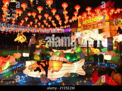 Hongkong, China. September 2024. Besucher besuchen eine Laterne-Messe zum bevorstehenden Mid-Herbstfest und Nationalfeiertag im Victoria Park in Hongkong, Südchina, 12. September 2024. Quelle: Chen Duo/Xinhua/Alamy Live News Stockfoto