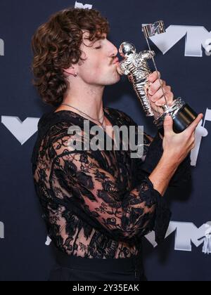 Elmont, Usa. September 2024. ELMONT, NEW YORK, USA – 11. SEPTEMBER: Benson Boone, Gewinner des Best Alternative Video Award für „schöne Dinge“, posiert im Presseraum bei den MTV Video Music Awards 2024, die am 11. September 2024 in der UBS Arena in Elmont, New York, USA, stattfanden. (Foto: Xavier Collin/Image Press Agency) Credit: Image Press Agency/Alamy Live News Stockfoto