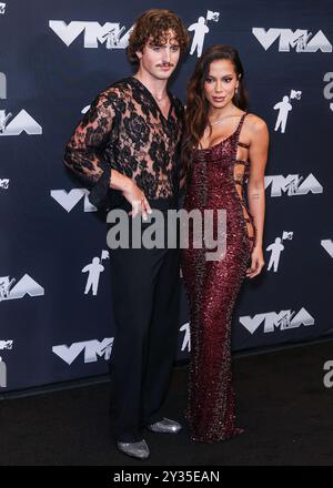 Elmont, Usa. September 2024. ELMONT, NEW YORK, USA – 11. SEPTEMBER: Benson Boone und Anitta posieren im Presseraum bei den MTV Video Music Awards 2024, die am 11. September 2024 in der UBS Arena in Elmont, New York, USA, stattfanden. (Foto: Xavier Collin/Image Press Agency) Credit: Image Press Agency/Alamy Live News Stockfoto