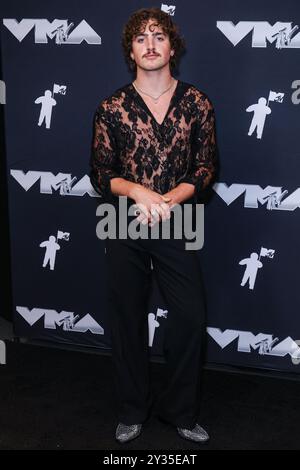 Elmont, Usa. September 2024. ELMONT, NEW YORK, USA – 11. SEPTEMBER: Benson Boone, Gewinner des Best Alternative Video Award für „schöne Dinge“, posiert im Presseraum bei den MTV Video Music Awards 2024, die am 11. September 2024 in der UBS Arena in Elmont, New York, USA, stattfanden. (Foto: Xavier Collin/Image Press Agency) Credit: Image Press Agency/Alamy Live News Stockfoto