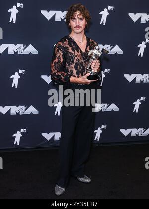 Elmont, Usa. September 2024. ELMONT, NEW YORK, USA – 11. SEPTEMBER: Benson Boone, Gewinner des Best Alternative Video Award für „schöne Dinge“, posiert im Presseraum bei den MTV Video Music Awards 2024, die am 11. September 2024 in der UBS Arena in Elmont, New York, USA, stattfanden. (Foto: Xavier Collin/Image Press Agency) Credit: Image Press Agency/Alamy Live News Stockfoto
