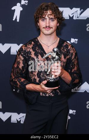 Elmont, Usa. September 2024. ELMONT, NEW YORK, USA – 11. SEPTEMBER: Benson Boone, Gewinner des Best Alternative Video Award für „schöne Dinge“, posiert im Presseraum bei den MTV Video Music Awards 2024, die am 11. September 2024 in der UBS Arena in Elmont, New York, USA, stattfanden. (Foto: Xavier Collin/Image Press Agency) Credit: Image Press Agency/Alamy Live News Stockfoto