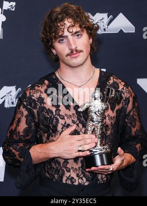 Elmont, Usa. September 2024. ELMONT, NEW YORK, USA – 11. SEPTEMBER: Benson Boone, Gewinner des Best Alternative Video Award für „schöne Dinge“, posiert im Presseraum bei den MTV Video Music Awards 2024, die am 11. September 2024 in der UBS Arena in Elmont, New York, USA, stattfanden. (Foto: Xavier Collin/Image Press Agency) Credit: Image Press Agency/Alamy Live News Stockfoto