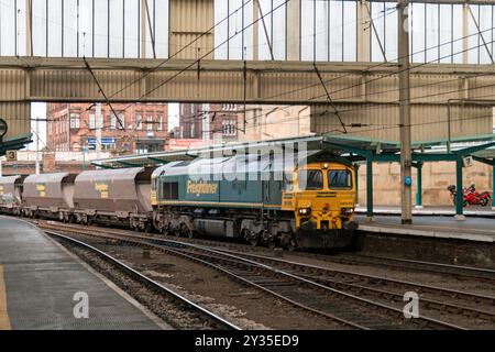 66526 'Driver Steve Dunn (George)', der durch Bahnsteig 4 am Bahnhof Carlisle fährt. September 2009. Stockfoto