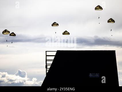 ZOUTKAMP - die Air Mobile Brigade trainiert gemeinsam mit 12 internationalen Partnern den Flugbetrieb während einer Trainingsübung rund um die Feier der Operation Market Garden. In einem Übungsszenario führen sie einen Luftangriff auf das Übungsdorf Marnehuizen durch. ANP REMKO DE WAAL niederlande raus - belgien raus Stockfoto