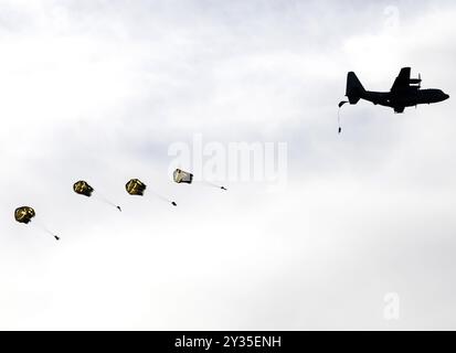 ZOUTKAMP - die Air Mobile Brigade trainiert gemeinsam mit 12 internationalen Partnern den Flugbetrieb während einer Trainingsübung rund um die Feier der Operation Market Garden. In einem Übungsszenario führen sie einen Luftangriff auf das Übungsdorf Marnehuizen durch. ANP REMKO DE WAAL niederlande raus - belgien raus Stockfoto