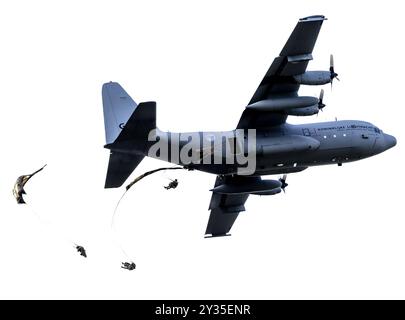 ZOUTKAMP - die Air Mobile Brigade trainiert gemeinsam mit 12 internationalen Partnern den Flugbetrieb während einer Trainingsübung rund um die Feier der Operation Market Garden. In einem Übungsszenario führen sie einen Luftangriff auf das Übungsdorf Marnehuizen durch. ANP REMKO DE WAAL niederlande raus - belgien raus Stockfoto